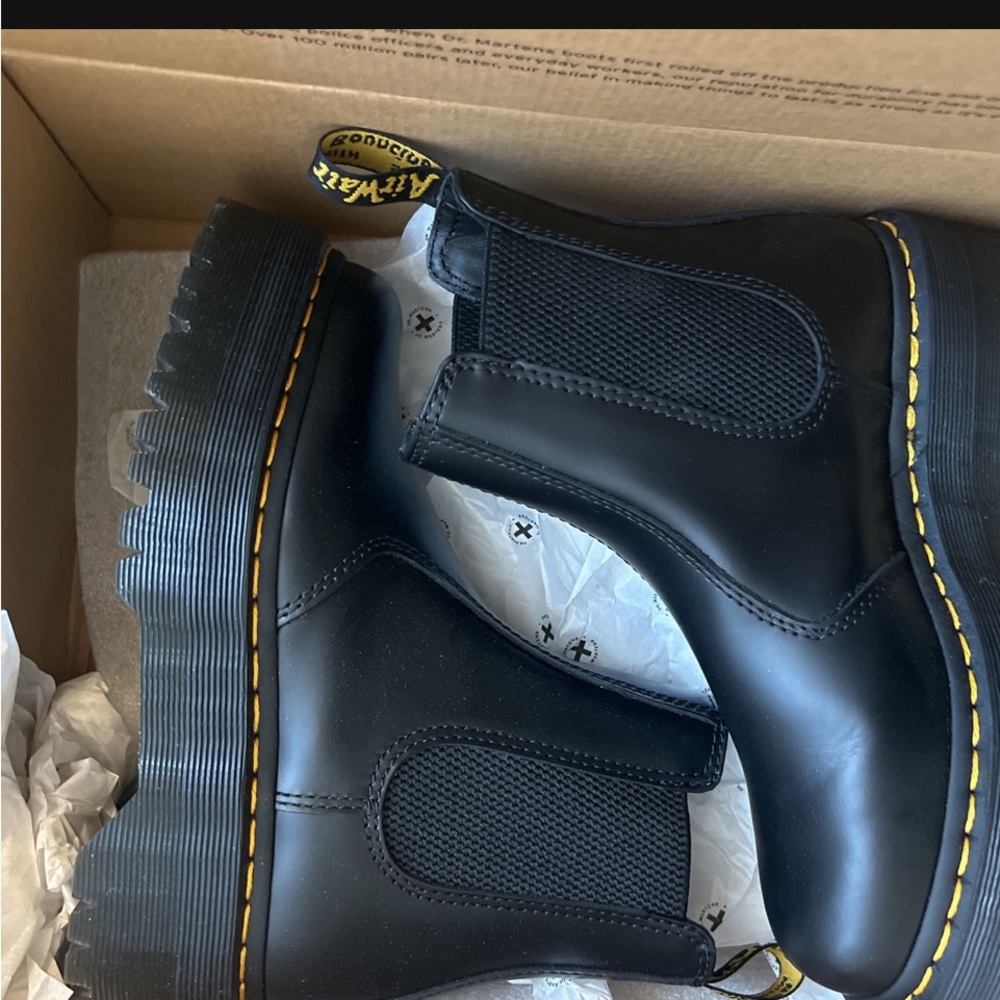 new never used women’s DocMartens Chelsea platform boots slip on. Never worn